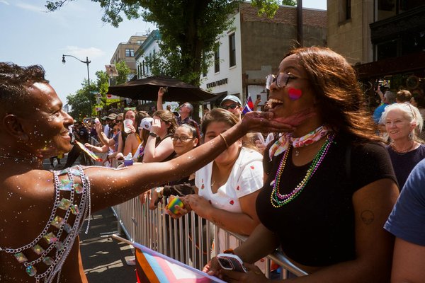 Papier de soie : l'emballage parfait pour votre lingerie délicate